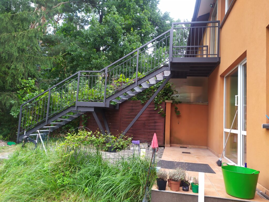 Open-riser stairs